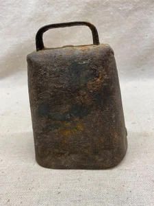 Primitive antike gefaltete & genietete Kuhglocke mit original gegossenem Klöppel Bauernhaus - Bild 1 von 6