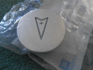 NOS 1992 1993 1994 1995 1996 Pontiac Grand Prix WHEEL CENTER CAP 10239942 GM NEW - Picture 1 of 1