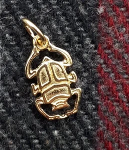 COLGANTE AMULETO ESCARABAJO EGIPCIO HECHO A MANO ORO 18K SÍMBOLO DE BUENA SUERTE 1.1 Gr - Imagen 1 de 8