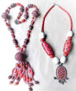 COLLIERS PENDENTIF, MEDAILLON , RESINE ,PERLES DE VERRE les 2 FRUITS ROUGES *** - Picture 1 of 6