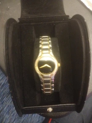 Reloj para mujer Movado Museum modelo 81-E4-1841-S bisel diamante Foto 1 de 4