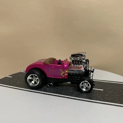 Muscle Machines 1932 Ford Roadster Street Rod Hot Pink w/Flames 1:64 NM - Image 1 of 4