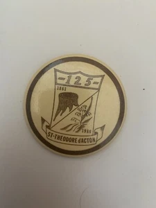 1986 Vintage Metal Pin - ST-THÉODORE-D'ACTON, 1861-1986 French RARE! - Picture 1 of 2