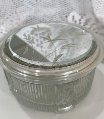Tarro de maquillaje en polvo tocador de vidrio acanalado caja de baratijas tapa floral espejada de colección Foto 1 de 4