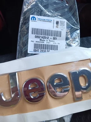 Placa de identificación, cromada - Mopar (68477414AA) 2015-2023 Jeep Renegade Foto 1 de 2