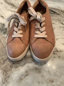 CLARKS ARTISAN Brown Leather Low Top Lace Up Sneaker women's size 6 EUC - Picture 1 of 7