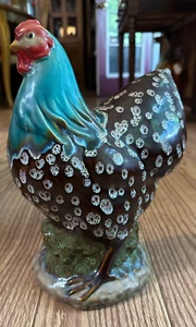TIC SIMON GLASIERTE MEHRFARBIGE KERAMIK BAUERNHAUS HUHN/HAHN FIGUR - Bild 1 von 7