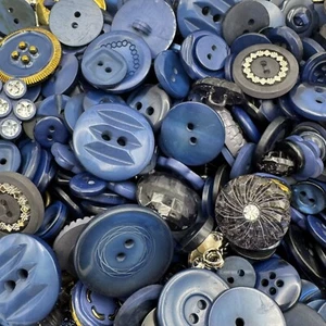 Nuovo! Lotto misto bottoni premium tinti blu navy/dk tutte le taglie per abbellimenti - Foto 1 di 3