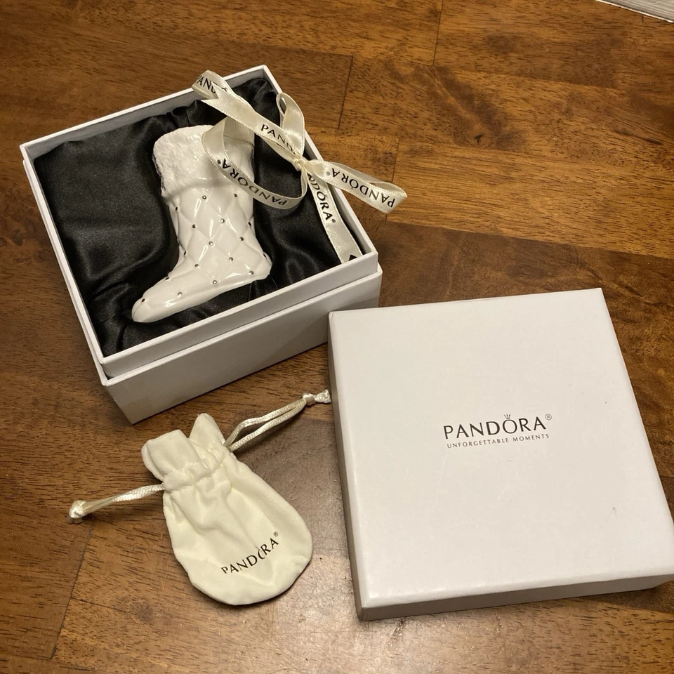 Pandora 2012 Medias de Vidrio Blanco Adorno Caja de Navidad con Bolsa Acentos Dorados Foto 1 de 4