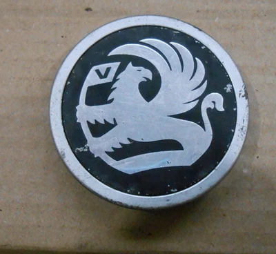 Genuine Vauxhall Alloy wheel centre cap 90425840VM - Image 1 of 4
