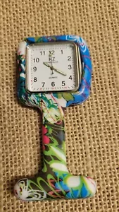 MONTRE MEDICAL INFIRMIERE ATTACHE BLOUSE TUNIQUE PAS CHAUSSURE SABOT HOPITAL - Imagen 1 de 2