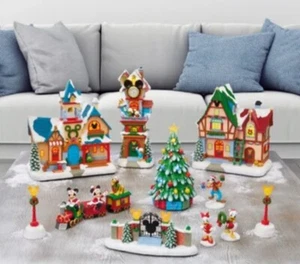 Neu Holiday Disney Weihnachtsdorf Set Lichter & Musik 13-teiliges Set limitiert Rarität - Bild 1 von 2