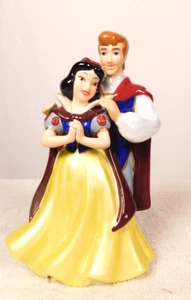 Estatuilla de porcelana de Blancanieves y Príncipe de los parques de Disney de 6" - Imagen 1 de 4