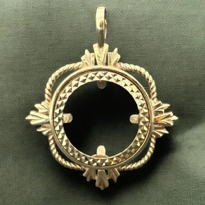 Vintage 1985 Half Sovereign Coin Mount Pendant - 9ct Yellow Gold - 32x30mm - Image 1 of 4