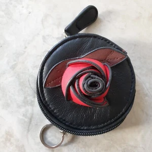 Monedero redondo de cuero negro con diseño de rosa roja con accesorio de llavero - Imagen 1 de 3