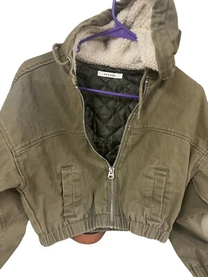Chaqueta utilitaria verde oliva para niños Sherpa forrada con capucha chaqueta corta Foto 1 de 3