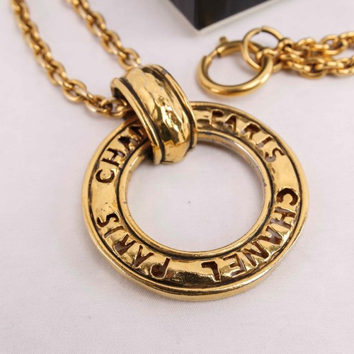 Collana con ciondolo CHANEL PARIS placcato oro Chanel originale vintage