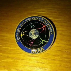 Colorido Marco de Diversidad e Inclusión de la NASA Pin Botón Tie Tack 1.25" - Imagen 1 de 2