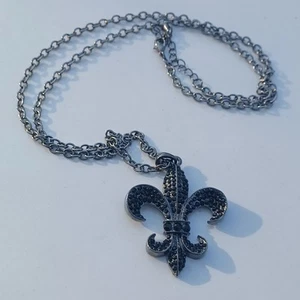 Grand collier pendentif fleur de lys noir strass sur chaîne - Photo 1/14