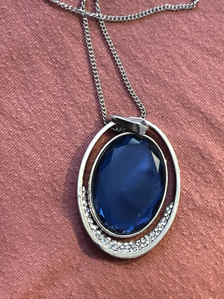 Zafiro grande de imitación de vidrio incrustado en The Bitten con circonita  Foto 1 de 1