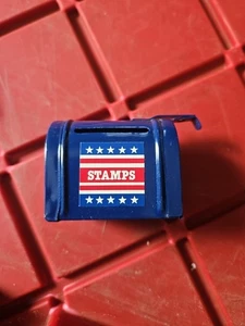 "Dispensador de sellos de buzón postal azul mini metal GIFTCO con bandera 2 1/8"" L x 1 5/8"" W" - Imagen 1 de 7