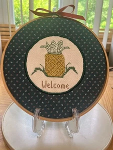DE COLECCIÓN CRUZ COSIDA REDONDA "BIENVENIDA" PIÑA ENMARCADA CON DECORACIÓN DE PARED DE TELA - Imagen 1 de 3