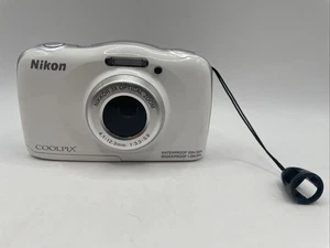 Nikon Coolpix S33 fotocamera impermeabile 13,2 MP bianca 4 GB scheda SD testata funzionante - Foto 1 di 8