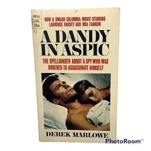 A Dandy in Aspic by Derek Marlowe Cover Pic Laurence Harvey Mia Farrow 1966 Dell - Imagen 1 de 7