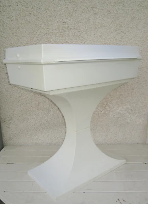 Table meuble d'appoint en plastique marqué Made in Holland , Année 1970 - Photo 1/4