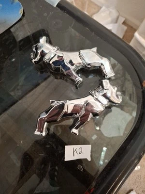 NUEVO DE STOCK MACK TRUCK BULLDOG CAPÓ EMBLEMA LATERAL CONJUNTO OEM Foto 1 de 4