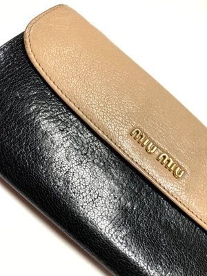 MIU MIU VINTAGE METAL LOGO CONTRASTE COLOR CUERO CARTERA LARGA ITALIA NEGRO ROSA Foto 1 de 4