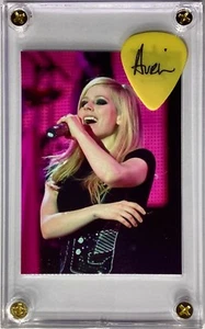 ☠️ Rarer Avril Lavigne trading card, mini photo + 2004 tour guitar pick display! - Picture 1 of 3