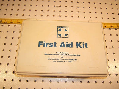 OEM Mercedes 76-82 W116 S, C123, R C107 Kit de primeros auxilios cruz blanca-azul 1 caja Foto 1 de 4