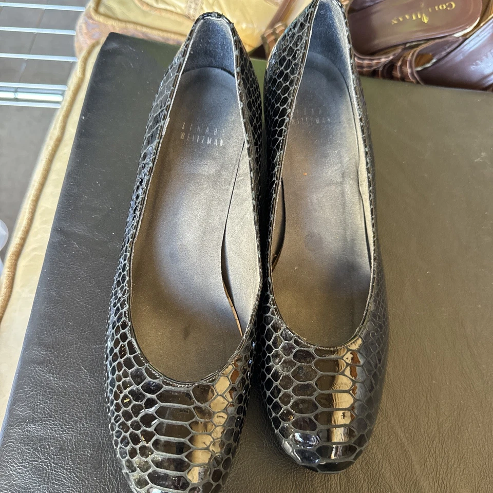 Sapatos de salto Stuart Weitzman Payson pele de cobra preto tamanho 8 - Imagem 1 de 4