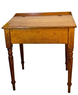 Mesa de trabajo con soporte de escritorio elevador superior inclinada de roble cosido cuarto siglo XIX Foto 1 de 4