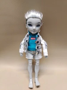 Shadow Serie 1 Ash Silverstone - Graustufen Junge Puppe.   - Bild 1 von 7