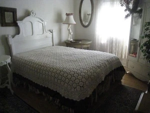 VINTAGE ~ GEHÄKELTE HANDGEFERTIGTE CREME/ELFENBEIN KÖNIGIN COVERLET MIT ROSETTEN #110 - Bild 1 von 9