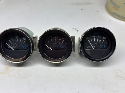 Faria 2" Bisel Negro Medidores Presión Aceite, Combustible, Voltios 1987 SeaRay Sevilla Foto 1 de 4