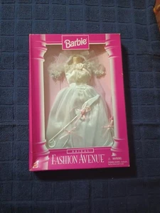 Barbie Fashion Avenue abito da sposa bianco con fiocchi rosa 1996 Mattel 15897 nuovo con scatola - Foto 1 di 3