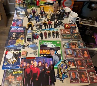 大量 星际迷航 收藏品:人物、集换卡、模型、图片、游戏 — 第 1/4 张图片