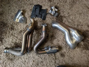 Ducati Panigale V4 Auspuffkrümmer Downpipes Krümmer OEM & Hitzeschilde 2022 #W - Bild 1 von 24