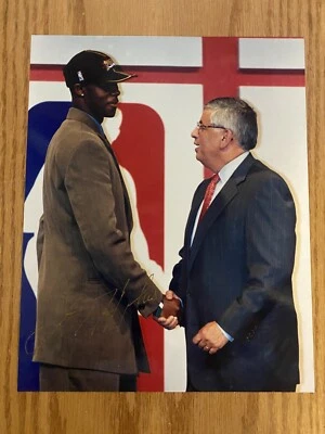 Foto firmada por Larry Hughes autografiada del día del borrador de 8x10 con certificado de autenticidad. Foto 1 de 3