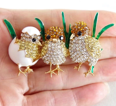 2 5/8" INSPIRADO EN NAPIER 3 POLLITOS 1 BROCHE COLGANTE DE PASCUA ESTRÁS ECLOSIONADO Foto 1 de 4