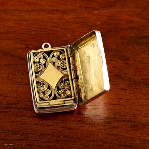 RARE EARLY GERMAN STERLING SILVER PARCEL GILT VINAIGRETTE HAND CHASED DECORATION Cover