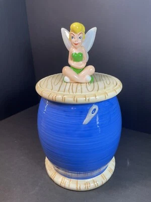 Jarro de biscoito Disney Store Sininho sentado em um carretel azul de linha em excelente estado usado - Imagem 1 de 4