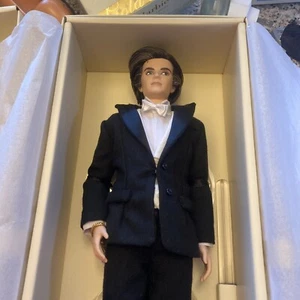 NRFB BARBIE PUPPE 2013 MATTEL BFC MASSGESCHNEIDERTER SMOKING KEN SILKSTONE #X8283 NEUWERTIG IN VERPACKUNG - Bild 1 von 3