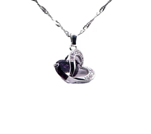 Set collana e orecchini a perno con ciondolo cuore tono argento con cristalli di ametista - Foto 1 di 4