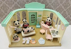 Sylvanian Families Country Clinic Arzt-Set mit Vintage-Pandas und Accessoires - Bild 1 von 9
