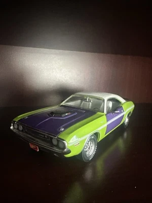Литой автомобиль Dodge Challenger 1970 R/T зеленый и фиолетовый Johnny Lightning 1:24 - Изображение 1 из 4