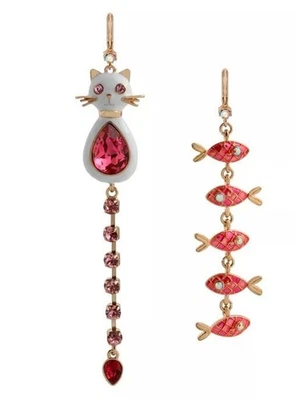 DEBER INCL. Pendientes colgantes BETSEY JOHNSON gato y pez MIsmatch NUEVO regalo de Navidad Foto 1 de 2